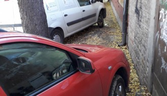 Bahato parkiranje isped Kovid ambulante u Harambašićevoj