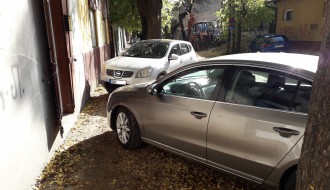 Bahato parkiranje isped Kovid ambulante u Harambašićevoj