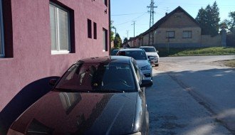 Nepropisno parkirana vozila na uglu ulica Marka Oreškovića i Gundulićeve