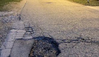 Opasna rupa na putu u Pribojskoj ulici