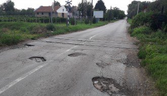 Udarne rupe kod pružnog prelaza u Tavankutu