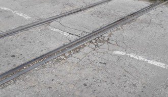 Udarne rupe kod pružnog prelaza u Tavankutu