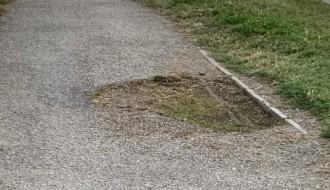 Udarna rupa na biciklističkoj stazi uz Majšanski put