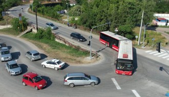 Putovanje preko Majšanskog mosta (autobus, semafor, signalizacija)