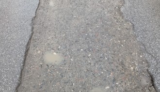 Velika rupa kod škole 10.Oktobar