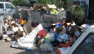 Smeće ispred buvljaka