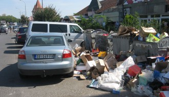 Smeće ispred buvljaka