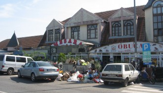 Smeće ispred buvljaka