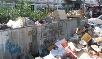 Smeće ispred buvljaka