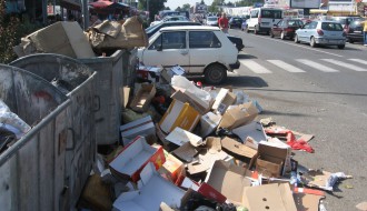 Smeće ispred buvljaka