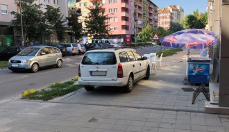 Pomerite malo terasu, ne stane mi auto