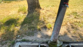 Nebezbedna (odvaljena) javna česma u Dudovoj šumi