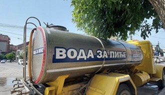 Cisterna pijaće vode u centru grada