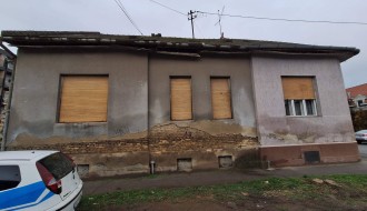 Oronula fasada u Ulici Sonje Marinković, opasnost po sve prolaznike