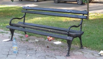 Uništeno 12 korpi za smeće na Radijalcu