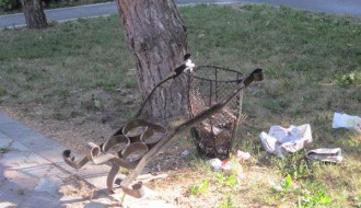 Uništeno 12 korpi za smeće na Radijalcu