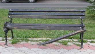 Uništeno 12 korpi za smeće na Radijalcu