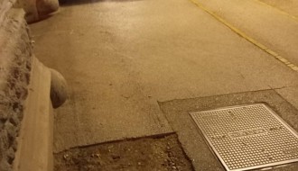 Rupa na trotoaru u Ulici Đure Đakovića