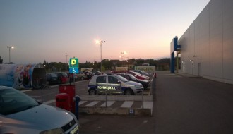 Policija parkira na mestu za invalide