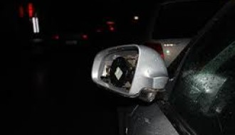 Razlupani i polomljeni retrovizori na automobilima na Radijalcu