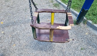 Slomljena ljuljaška na igralištu ispred dispanzera