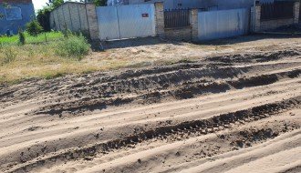 Neprohodan put na raskrsnici Jovana Mikića i Celjske zbog kamiona koje iznose pesak