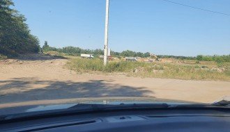 Neprohodan put na raskrsnici Jovana Mikića i Celjske zbog kamiona koje iznose pesak