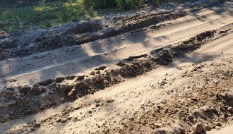 Neprohodan put na raskrsnici Jovana Mikića i Celjske zbog kamiona koje iznose pesak