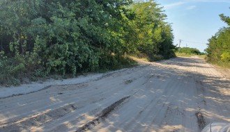 Neprohodan put na raskrsnici Jovana Mikića i Celjske zbog kamiona koje iznose pesak