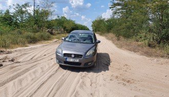 Neprohodan put na raskrsnici Jovana Mikića i Celjske zbog kamiona koje iznose pesak