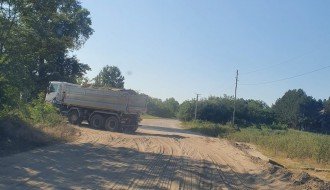 Neprohodan put na raskrsnici Jovana Mikića i Celjske zbog kamiona koje iznose pesak