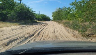 Neprohodan put na raskrsnici Jovana Mikića i Celjske zbog kamiona koje iznose pesak