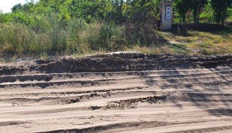 Neprohodan put na raskrsnici Jovana Mikića i Celjske zbog kamiona koje iznose pesak