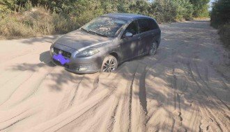 Neprohodan put na raskrsnici Jovana Mikića i Celjske zbog kamiona koje iznose pesak