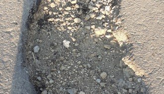 Rupe na putu u naselju Mala Pešta