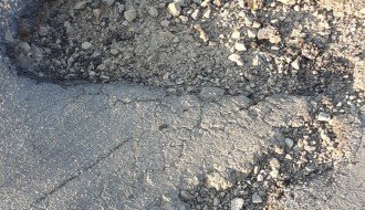 Rupe na putu u naselju Mala Pešta