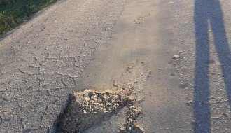 Rupe na putu u naselju Mala Pešta