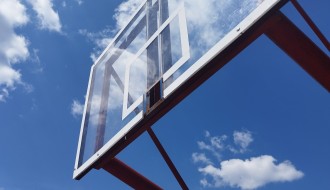 Polomljen obruč na igralištu u Kertvarošu