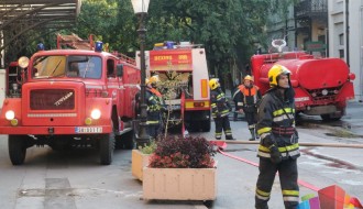 Žardinjere ili stubići na delu Trga republike do hotela "Forum"