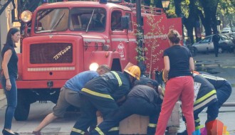 Žardinjere ili stubići na delu Trga republike do hotela "Forum"