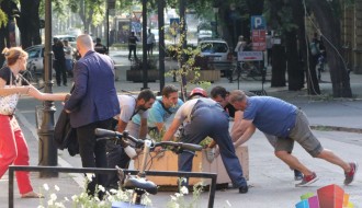 Žardinjere ili stubići na delu Trga republike do hotela "Forum"