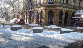 Žardinjere ili stubići na delu Trga republike do hotela "Forum"