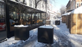 Žardinjere ili stubići na delu Trga republike do hotela "Forum"
