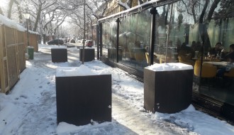 Žardinjere ili stubići na delu Trga republike do hotela "Forum"