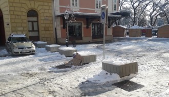 Žardinjere ili stubići na delu Trga republike do hotela "Forum"