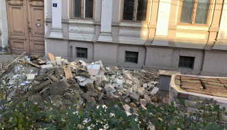 Posečena stabla, a ostavljeni panjevi u ulici Henrika Sjenkjevića