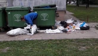 Prepuni kontejneri i smeće oko njih ispred zgrade na Radijalcu