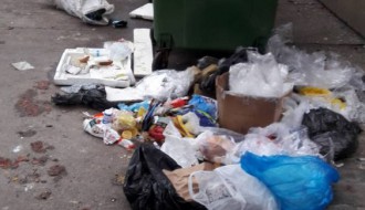Prepuni kontejneri i smeće oko njih ispred zgrade na Radijalcu