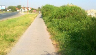Biciklistička staza na kraju somborske pruge obrasla šibljem (Zorka)
