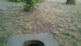 Opasno! Otvoren šaht kod dečjeg igrališta